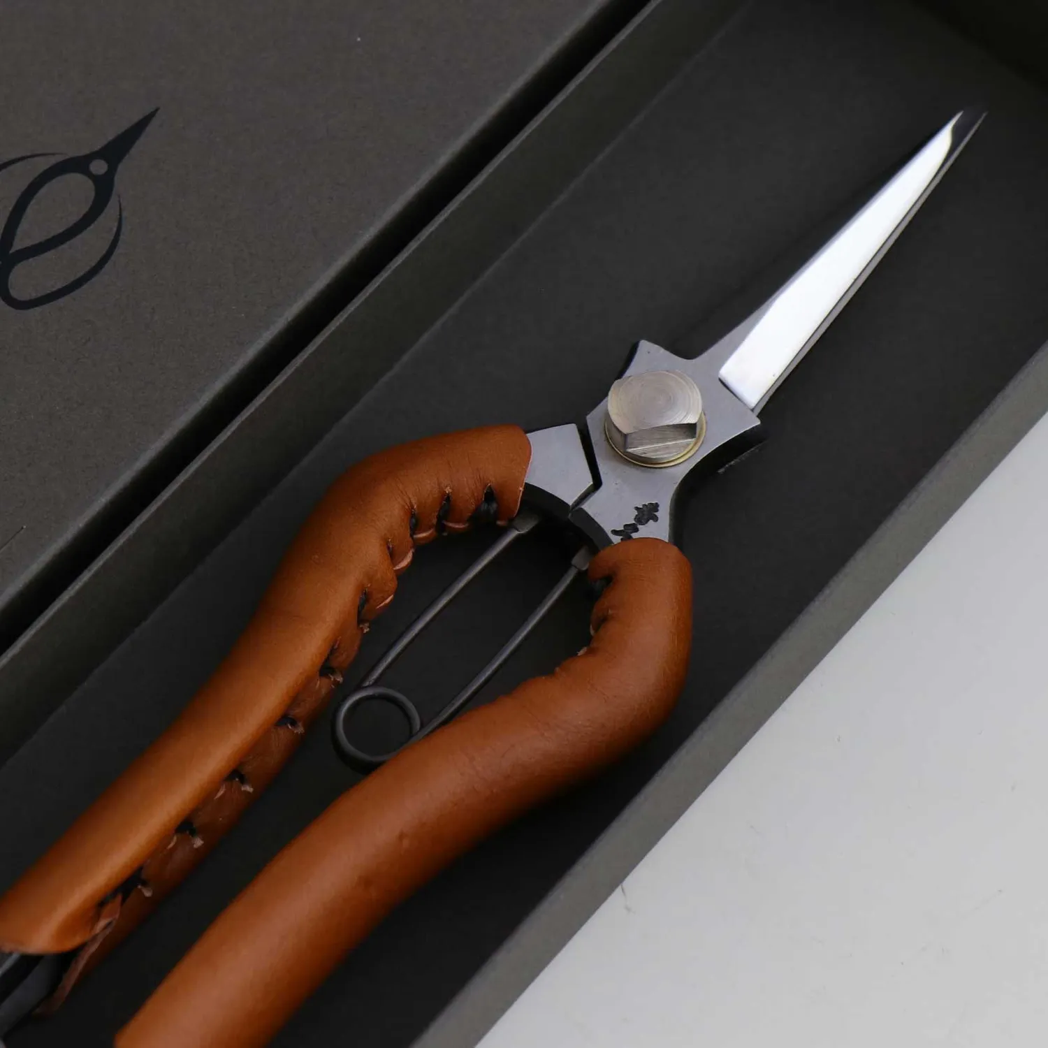 Toyama Hamono T17C ψαλίδι κήπου δερμάτινο καμηλό σφυρήλατο