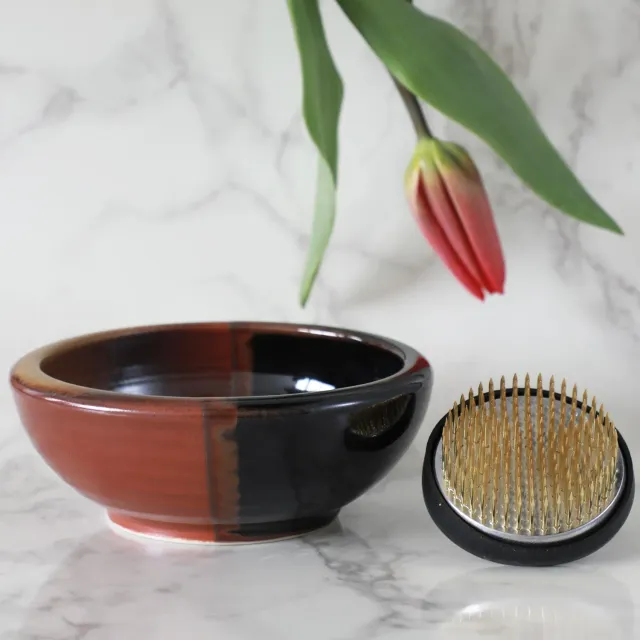 Wazakura σετ ikebana κεραμικό βάζο μαύρο-κεραμιδί με kenzan